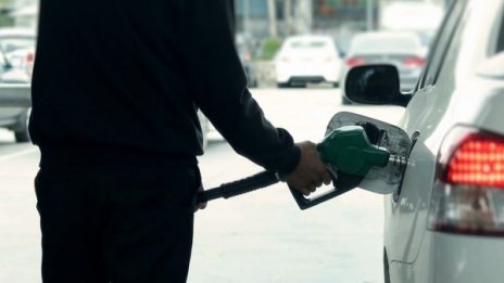 Българинът вярва: Цените на горивата високи заради картел