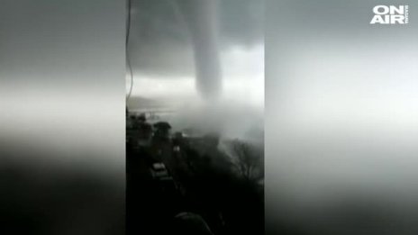 Невероятно явление: Водно торнадо удари Италия! 