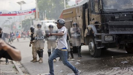 Сблъсъци в Хаити: Демонстранти срещу полицаи