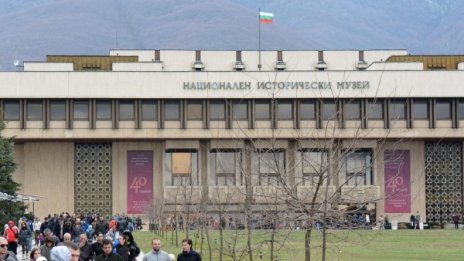 Стара, но явно става! Свиха служебната кола на НИМ
