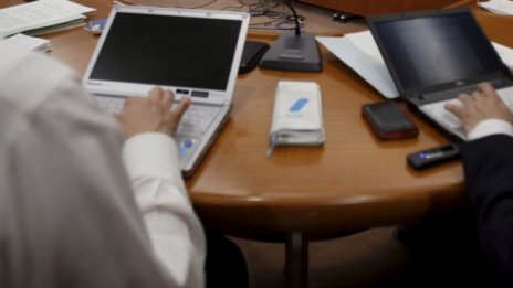 Чиновници на "вериги" – следим онлайн какво са свършили