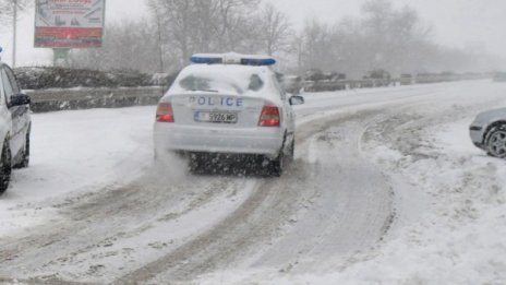 Ако пътувате &ndash; внимателно! Пътищата проходими в снега