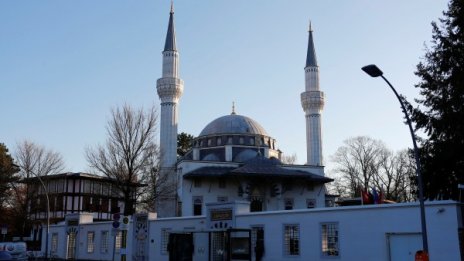 Берлин ще търси комуникация с... Мюсюлманската общност