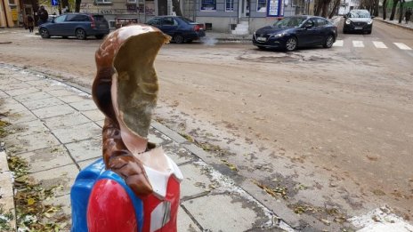 Вандали вилняха из Варна. Пешеходчето – пробито!