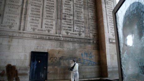 Протестите в Париж: С чукове, вериги и спрейове