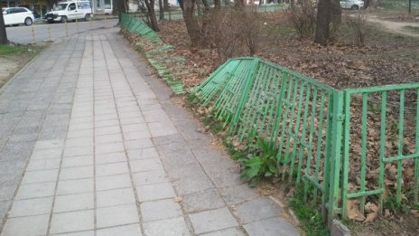 Сигнали от Helpbook: Рухнала ограда, свастики...