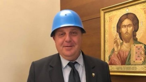 Каракачанов сваля синята (помирителна) каска: Писна ми!