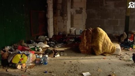 Премръзнал, но чака линейка... два часа – бездомният Петър