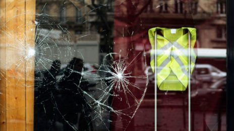 Двама от "жълтите жилетки" ще лежат в затвора