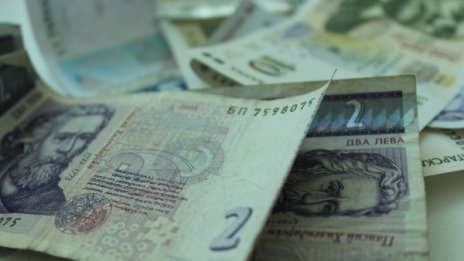 Баба пред дома си към апаш: Ето ти 4000 лева