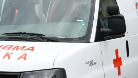 Три деца пострадаха в катастрофа между училищен автобус и кола