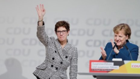 Анегрет Крамп-Каренбауер сменя Ангела Меркел в партията