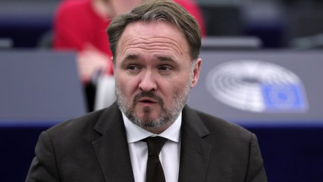 Еврокомисарят по енергетика идва у нас, ще разговаря за казуса "Лукойл"