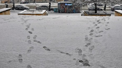 Валежите спират, но пък остава студено