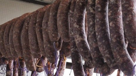 Коледно мезе: Ученици свиха луканката на комшия