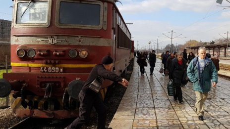 Бързият влак София - Варна излезе от релси до Реброво