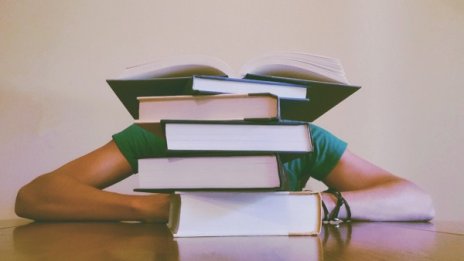 "Зубърите" при зодиите. Кои са като читанки?