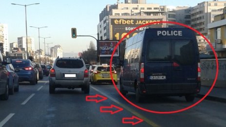 HelpBook сигнал: Полицаи нарушават закона... в бус лентата
