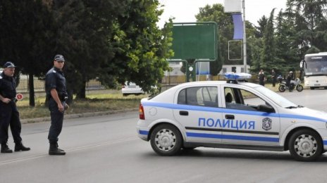 Подиграва ли се МВР с коледния бонус за полицаите?