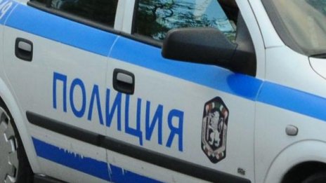 Шофьор не спря за проверка, блъсна и рани тежко полицай