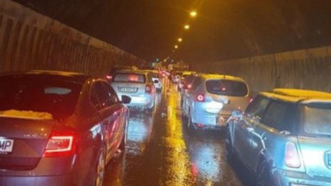 Ад в тунелите на АМ "Хемус": Коли, заклещени над час и половина!