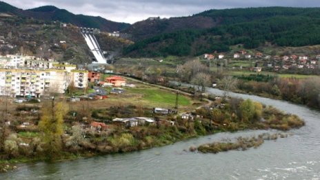 Майка хвърли новороденото си в Арда в Кърджали 