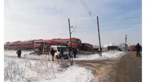 Трима загинали и 20 ранени в Ниш след сблъсък между автобус и влак 
