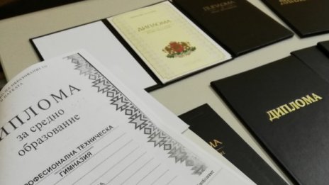 Снимки, имена, 2 бона и тапия менте – 60 изгоряха!?