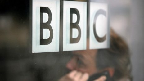 Битка на гиганти: RT vs. BBC, кой не спазва законите? 