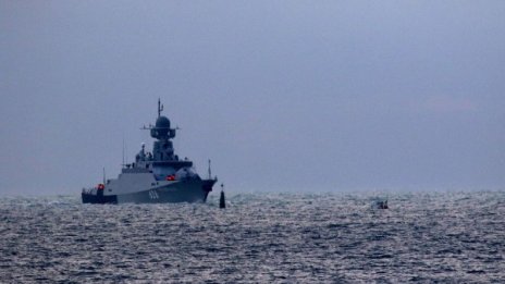 Русия прати боен кораб към Азовско море