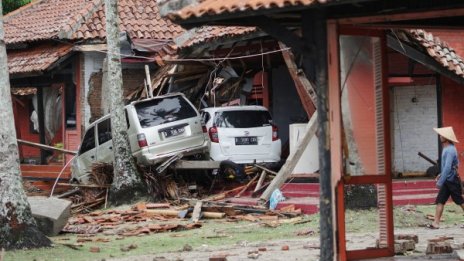168 жертви в Индонезия. Вълната помете група от сцената