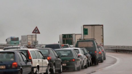 Колона от автомобили има на "Хемус" преди София