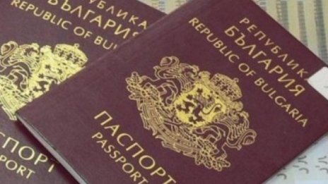 Скандалът с родния "Паспорт гейт" стигна до Франция