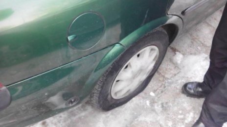 19-годишен опоска аварирала кола: Гумите с джантите!
