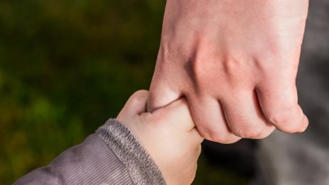 Без дрехи, без обувки... Зов за помощ: 400 български деца мизерстват!