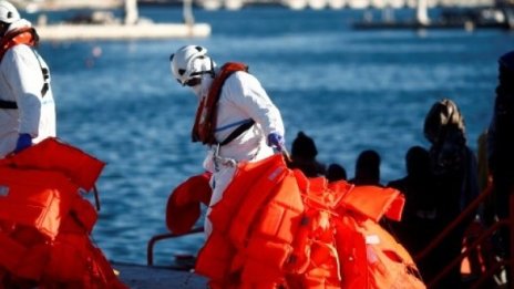 Малта спаси  бедстващи в дървена лодка мигранти