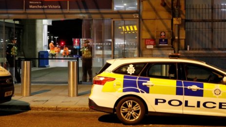 Мъж нападна с нож и викове "Аллах" на гара в Манчестър