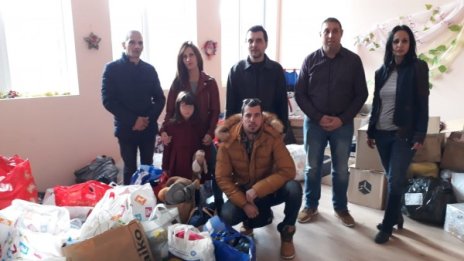 Вече с дрехи и обувки! Децата от село Дисевица получиха помощ