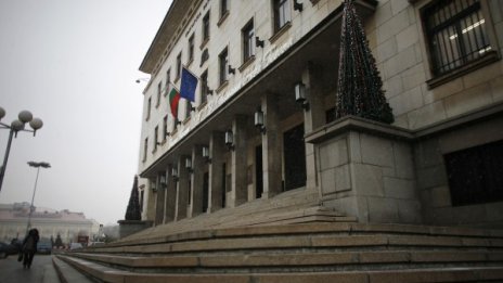 Шефът на БНБ с 30 минимални заплати на месец - 16 849 лв.