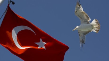 "Ню Йорк таймс": Известни и богати турци напускат страната си