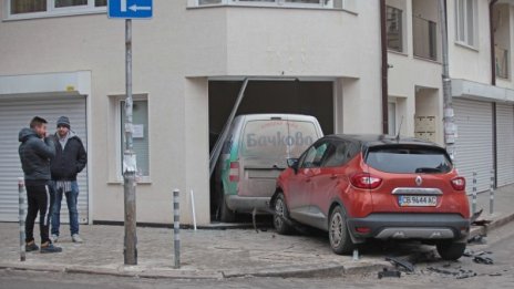 Кола блъсна бус, той "паркира" в партера на блок