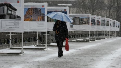 Времето днес: Продължава да вали, около 0°С
