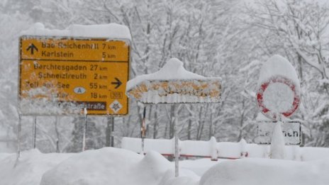 Лавина помете планински хотел в Швейцария