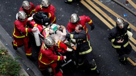 Пожарникари се борят за живота си след взрива в Париж