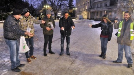Младите на протест: Опесъчиха и осолиха пред общината в Силистра
