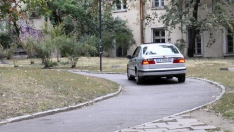 Македонец с BG кола се заби в паркирали автомобили