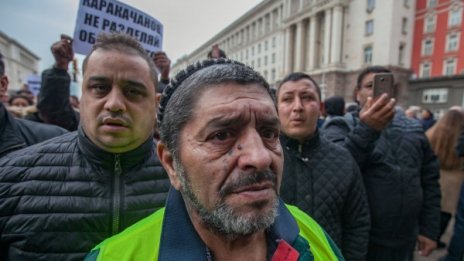 Десетки роми искат главата на Каракачанов, а той: Нека протестират!