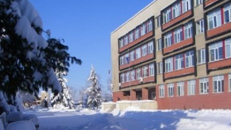 Ураганен вятър изпочупи стъклата на училище в Сопот 
