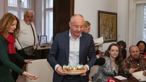 Станишев зад Радев: Характер, държи се като президент!