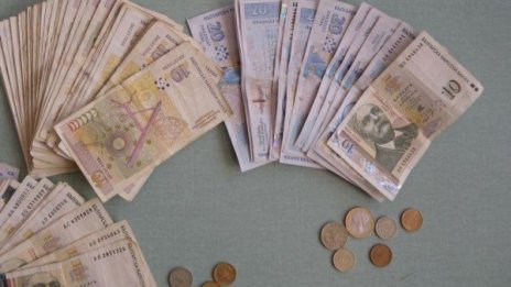 5-ма срещу 1 в борба за 100 бона, свити от чейндж бюро 